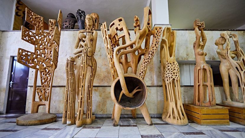 Rzeźby Burzca w holu MOK w Międzyrzecu
