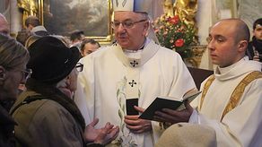 Sakramentu namaszczenia chorych udzielał kapłan namaszczając olejami chorych na czole i dłoniach