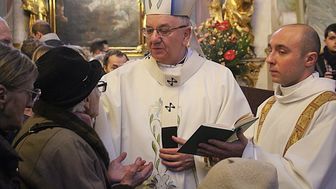 Sakramentu namaszczenia chorych udzielał kapłan namaszczając olejami chorych na czole i dłoniach