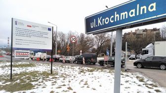 Lublin: Jezdnia niedawno ułożona, ale już zaczyna się rozpadać. Kierowcy stoją w korkach
