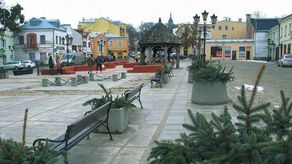 Z poziomu placu klatką schodową będzie można zejść do zachowanych piwnic takich nieistniejących już na powierzchni historycznych obiektów, jak XIV-wieczny ratusz i kamienica starosty Węglińskiego z XVIII w.