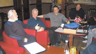 Wśród uczestników spotkania Ziemowita Barańskiego (pierwszy z lewej) z chełmskimi żeglarzami były osoby, które już z nim pływały. To między innymi Wiesław Mielniczuk (trzeci od lewej). W środku siedzi Jarosław Tomkowicz, prezes LOZŻ