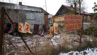 Mieszkańcy oflagowali całą wieś. Na wielu płotach zawisły też hasła protestacyjne