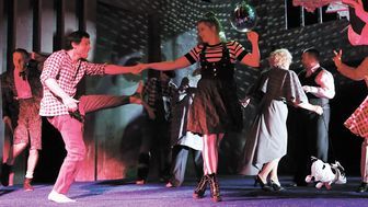 Aktorzy grają śpiewająco, cieszą się grą i świetnie tańczą