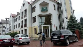 Niebieską strzałką oznaczona obecne wejście do ZUS, zamkniete w czasie przebudowy, czerwoną – zastępcze