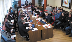 Kamera uchwyciła moment, w którym radny Skupiński głosuje za kolegę