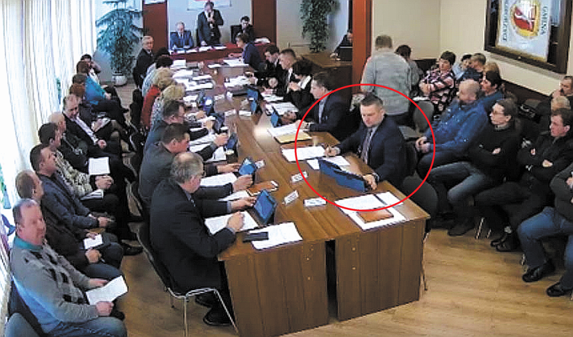 Kamera uchwyciła moment, w którym radny Skupiński głosuje za kolegę