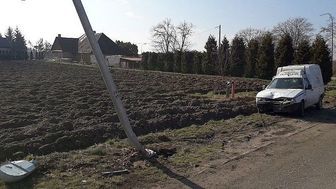 Podróż zakończył na latarni. Kierowca fiata był pijany