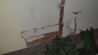 Pijacki rajd traktorzysty. Przejechał przez ogrodzenie, uderzył w dom i uciekł [zdjęcia]