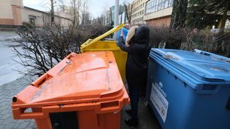 Kontenery ustawione zawsze w tej samej kolejności, ułatwią osobom niewidomym segregację śmieci