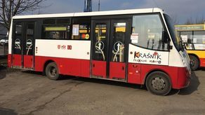 Wizualizacja napisu promocyjnego na autobusie
