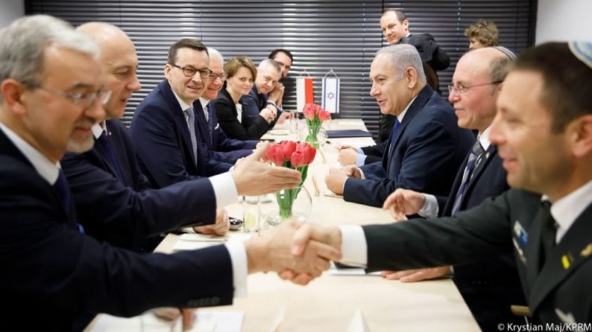 Premierzy Mateusz Morawiecki i Benjamin Netanjahu wraz z delegacjami w trakcie warszawskiej konferencji na temat Bliskiego Wschodu