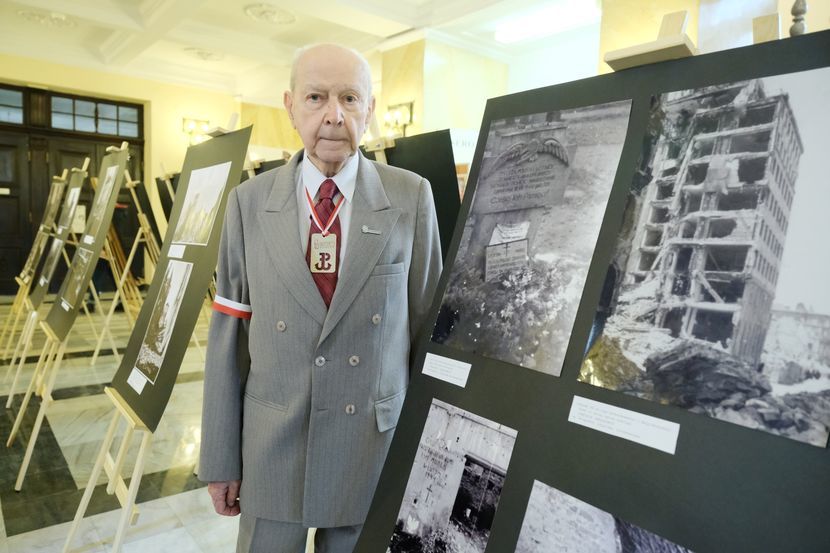 Zbigniew Grochowski i jedna z jego fotografii