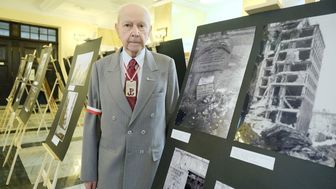 Zbigniew Grochowski i jedna z jego fotografii