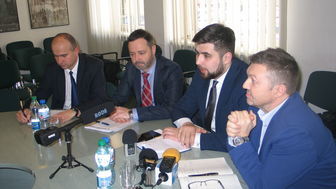 Marcin Czarnecki, nowy prezes MPGK (drugi z lewej) swoją ocenę sytuacji w spółce przedstawił podczas konferencji prasowej w Urzędzie Miasta. Po jego lewej stronie Mariusz Chudoba, prezes Chełmskich Linii Autobusowych, a po prawej Jakub Banaszek, prezydent Chełma i Artur Juszczak, jego zastępca   