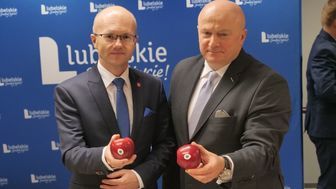 Sebastian Trojak, członek zarządu województwa odpowiedzialny m.in. za rolnictwo i marszałek woj. lubelskiego Jarosław Stawiarski (PiS) 