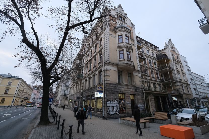 Remont obejmie elewację, wymianę balkonów od strony Krakowskiego Przedmieścia oraz od ul. Krótkiej. Przy okazji zabudowane będą podcienia