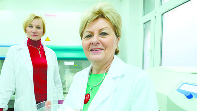 Lubelski wynalazek opracowany przez prof. Grażynę Ginalską (na pierwszym planie) oraz dr hab. Annę Belcarz funkcjonujący pod zastrzeżoną nazwą FlexiOss, został ostatnio nagrodzony w prestiżowym konkursie Polski Produkt Przyszłości organizowanym przez Narodowe Centrum Badań i Rozwoju oraz Polską Agencję Rozwoju Przedsiębiorczości