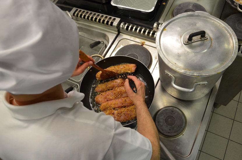 Wynagrodzenie dla kucharza we Francji to 11,62 euro brutto za godzinę
