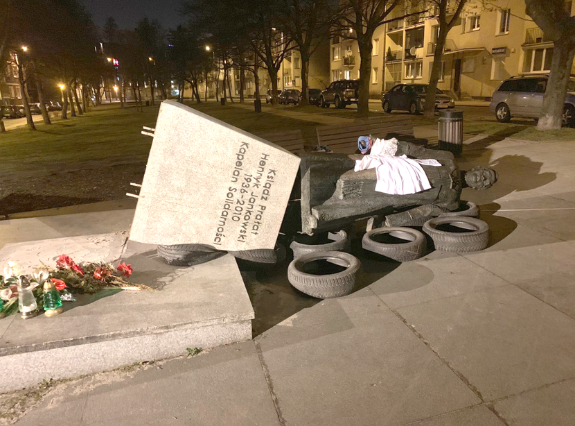 Przewrócony pomnik księdza Henryka Jankowskiego w Gdańsku