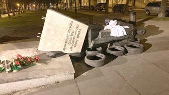 Przewrócony pomnik księdza Henryka Jankowskiego w Gdańsku