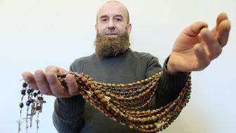 Zaczął robić różańce z kokocyny, żeby nie myśleć o chorobie