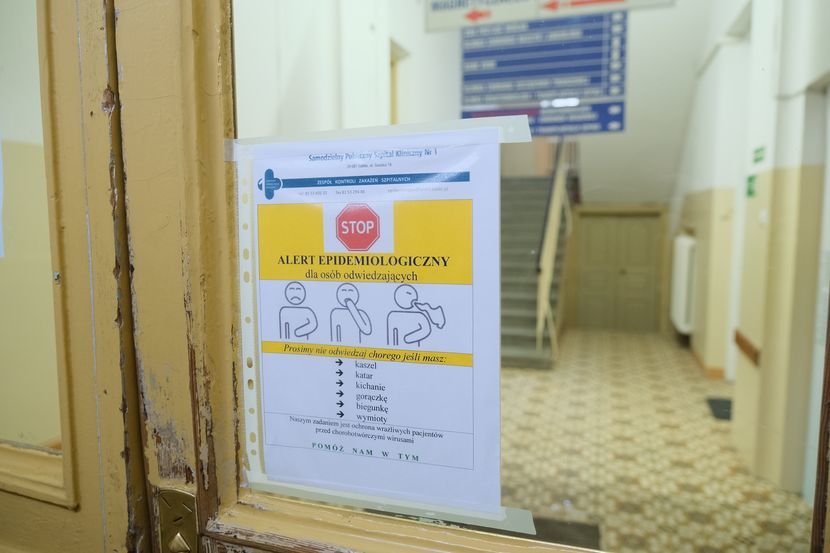 W związku z grypą, w SPSK1 w Lublinie obowiązuje całkowity zakaz odwiedzin w trzech klinikach: Hematoonkologii i Transplantacji Szpiku, Chorób Wewnętrznych oraz Położnictwa i Patologii Ciąży. Z kolei w szpitalu w Chełmie pojawiła się informacja o wstrzymaniu odwiedzin i przyjęć pacjentów na Oddziale Obserwacyjno-Zakaźnym