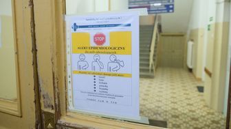 W związku z grypą, w SPSK1 w Lublinie obowiązuje całkowity zakaz odwiedzin w trzech klinikach: Hematoonkologii i Transplantacji Szpiku, Chorób Wewnętrznych oraz Położnictwa i Patologii Ciąży. Z kolei w szpitalu w Chełmie pojawiła się informacja o wstrzymaniu odwiedzin i przyjęć pacjentów na Oddziale Obserwacyjno-Zakaźnym