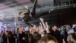 Studniówka uczniów III LO w Zamościu. Trybuny w hali sportowej zapełnione [zdjęcia]