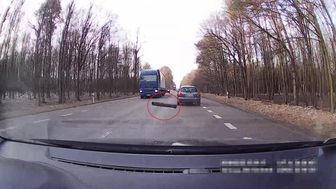 Jechał autem, nagle rura wpadła przez szybę. 46-latek ciężko ranny [wideo]