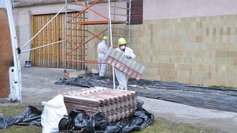 Z elewacji usunięto już niebezpieczne dla zdrowia panele z azbestu. Zrobiono to podczas ferii, kiedy uczniów nie było w szkole