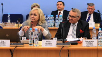 Ewa Wójcik i Janusz Grobel z „Samorządowców” przekonywali do radę miasta do wprowadzenia darmowej komunikacji dla puławskiej młodzieży szkolnej. Prezydent Maj zarzucił im nieszczerość, a Marzanna Pakuła propozycję tę nazwała populizmem