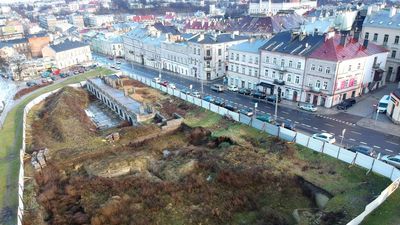 W tej chwili teren jest ogrodzony metalowym płotem