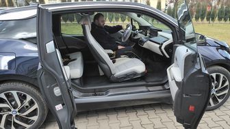 Samochody elektryczne są używane przez strażników miejskich m. in. we Wrocławiu, Kołobrzegu i Bielsku Białej. Ci ze Świdnika na razie je testują