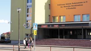 LO miałoby powstać w budynku po wygaszanym Publicznym Gimnazjum nr 1 im. Szarych Szeregów. Obecnie to SP nr 5