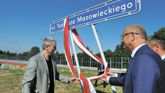 Tablicę z nazwą patrona odsłaniał syn byłego premiera, Wojciech Mazowiecki. Na zdjęciu w towarzystwie prezydenta Lublina Krzysztofa Żuka