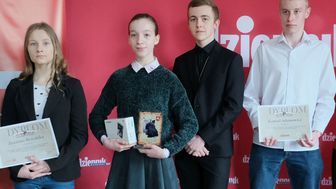Laureaci. Od lewej: Zuzanna Brzezicka, Lidia Czułnowska, Antoni Joński i Konrad Adamowicz