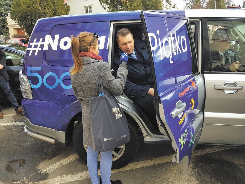 Jako pierwszy w trasę promującą „Nową Piątkę” pojechał wojewoda Przemysław Czarnek