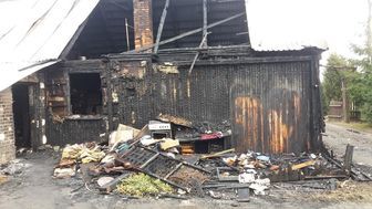 Z drewnianego domu zostały tylko zgliszcza
