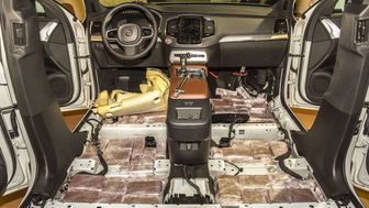 Dwóch Rosjan i dwa samochody. A w podłodze 200 kilogramów haszyszu [wideo]