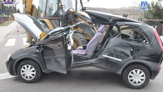 Ciągnik holował koparkę. Kobieta wjechała w linę holowniczą [zdjęcia]