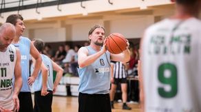 Maciej Łysiak (z piłką) z Alpaca Alfachem Team rozegrał bardzo dobre zawody