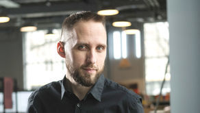 "Serce” ma boleć. Rozmowa z pisarzem Bartoszem Szczygielskim