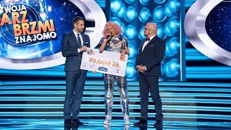 Marta Wiejak w roli Nicki Minaj w trakcie przekazywania czeku na wybrany cel charytatywny. Artystka wykorzystała tę okazję do wsparcia hospicjum w rodzinnym mieście