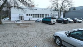 Urząd Miasta chce sprzedać nie dwie tylko trzy działki. Oprócz nieruchomości z budynkami – także parking