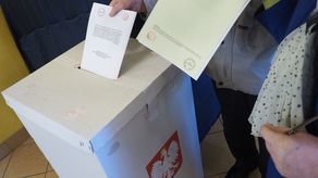 Radny z zarzutami idzie do wyborów. Tłumaczył, że tylko reagował na molestowanie przez kobietę