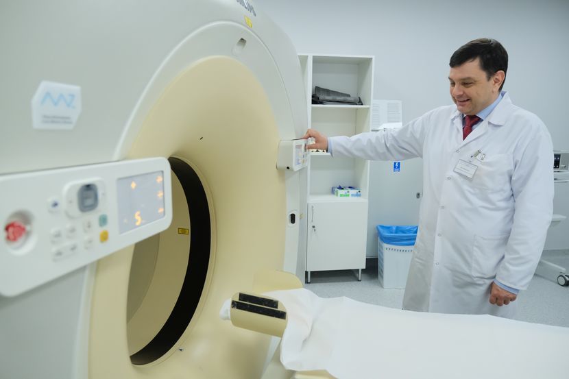Lekarz Maciej Siczek, specjalista radiologii i diagnostyki obrazowej przy jednym z nowoczesnych urządzeń pracujących na Dziale Diagnostyki Obrazowej Szpitala MSWiA