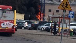 Pożar kamienicy w Zamościu. Zapaliła się elewacja budynku [wideo]