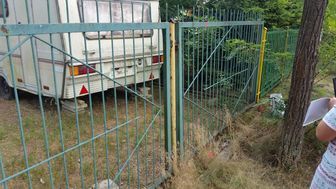 Pomarańczowe punkty to granice drogi wytyczone przez geodetę