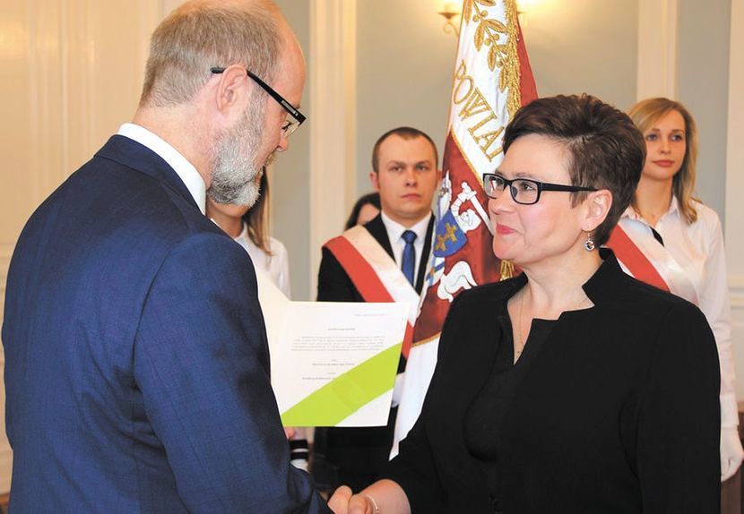 Renata Szczypa w trakcie odbioru nominacji na radną powiatu puławskiego